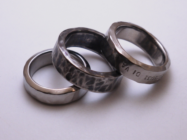幅広のブラックダイヤ入り結婚指輪 マリッジリング鍛造／金属アレルギー