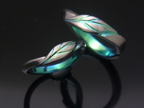 葉のデザインの結婚指輪