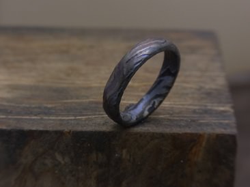木目調の彫りの総チタン結婚指輪