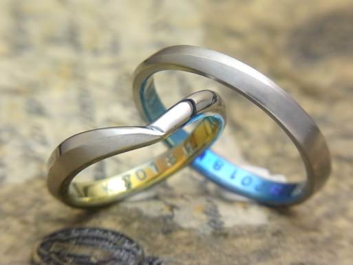 ペアで違うデザインの中に共通性を持たせた結婚指輪
