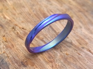 ジルコニウムの青い指輪