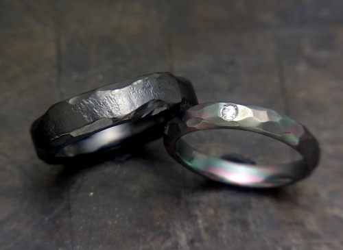 岩肌のブラックチタンの結婚指輪