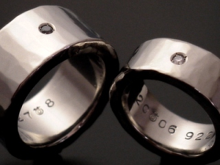 チタン鍛造幅広ブラックダイヤ入り結婚指輪