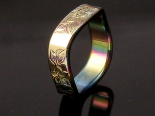 鏨によるさくらの彫りの結婚指輪