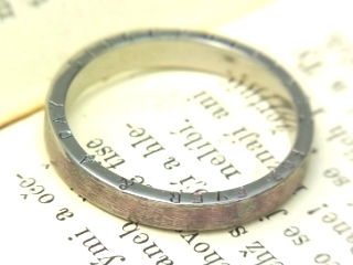 チタンの指輪の側面に刻印