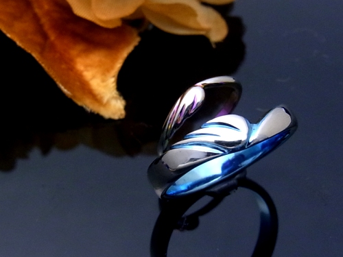 ハート型のウィングのチタン結婚指輪