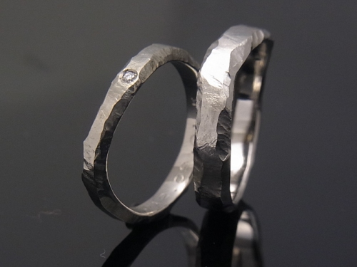 岩石の質感の結婚指輪