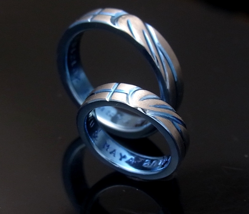 羽根の彫刻の結婚指輪