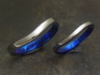 金属アレルギー対応青い結婚指輪