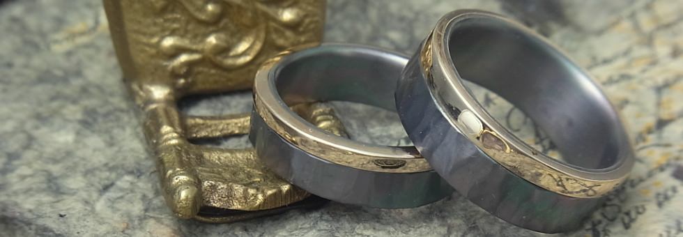 タンタルとゴールドの結婚指輪
