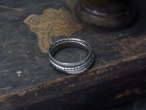 手作りされたタンタルの指輪
