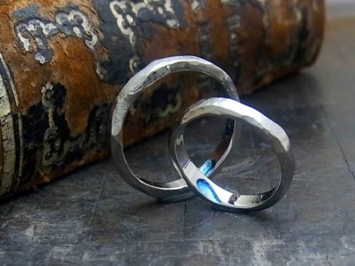 ランダムな岩肌のテクスチュアをつけた結婚指輪にハートを内側に彫ったチタン