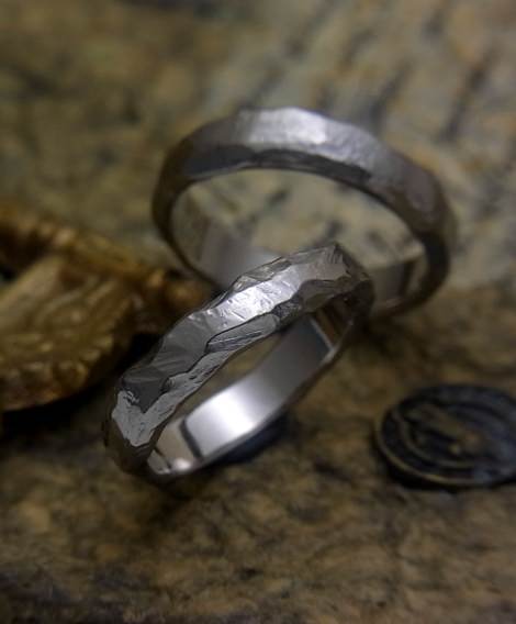 岩肌のチタンの結婚指輪