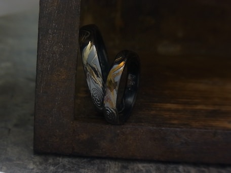 木目金調彫りによるチタンのダマスカス模様の結婚指輪