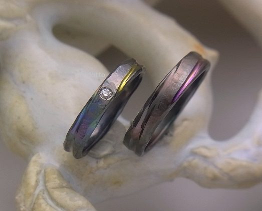 ダークメタル岩肌テクスチュアダブルリーフ結婚指輪